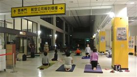 被網友譏為「蚊子機場」的恆春機場，現在雖已無班機起飛，但為了活化航站，提供場地租借，航站除了租借給環島鐵馬活動、軍方無人機練習外，每個禮拜還有氣功養生團體到航空站內練功，甚至還有練功團員大讚，「這是個很棒的場所，氣場很優！」（圖／翻攝自恆春機場臉書）