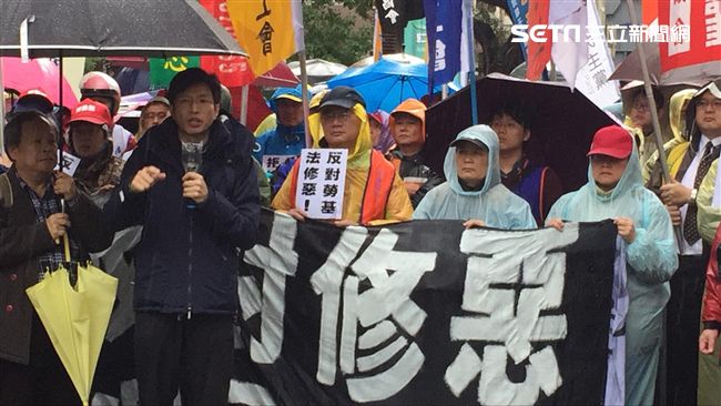 自嘲「陽春教授」！陳政亮呼修法不公