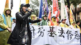 反對勞基法修正草案，修惡，勞工團體冒雨於立法院外抗議。 圖／記者林敬旻攝