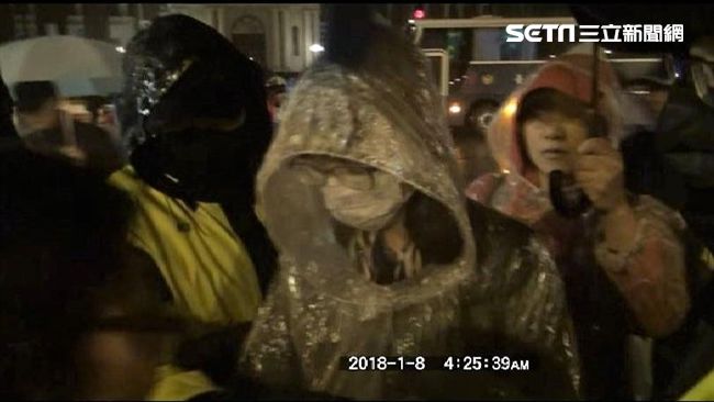 憂洪慈庸恐被警抬離　卓冠廷落淚求援