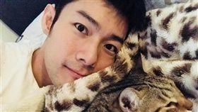 施易男聽完母親留下的訊息後崩潰痛哭。（圖／翻攝自施易男臉書）