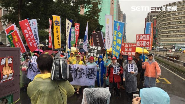 勞團集結抗議修法不公！警民爆發衝突