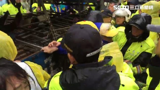 抗議！警方阻止棚架車　現場爆發推擠