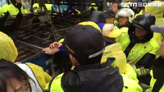 抗議！警方阻止棚架車　現場爆發推擠