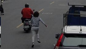 高雄鳳山發生飛車搶包案，婦人一路喊「搶劫」追了兩個巷口，警2小時逮到人。（圖／翻攝畫面）