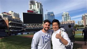 牧田和久和教士捕手Austin Hedges合照。（圖／翻攝自牧田和久IG）