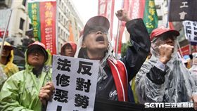 反對勞基法修正草案，修惡，勞工團體冒雨於立法院外繞行抗議。 圖／記者林敬旻攝