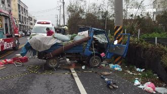 疑太累自撞電桿　駕駛未繫安全帶不治