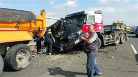 國十鼎金段3車追撞！BMW慘遭夾擊成廢鐵　2車道封閉中
聯結車 大貨車 大客車 拉拉隊 運輸業 照片影片資訊分享團