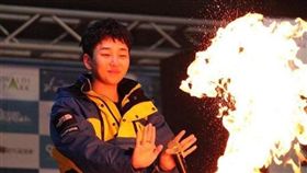 DinDin 搞笑的將雙手伸到火焰上方做出取暖的動作。（圖／翻攝自IG）