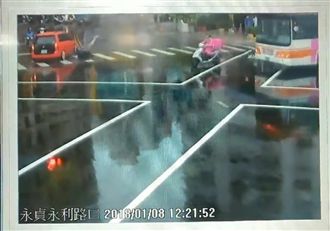 行人過馬路　慘遭左轉車高速撞飛