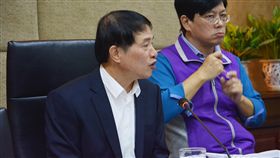 188資費沒內容　NCC：業者可推加值套餐NCC13日公布台南市4家有線電視107年分組付費方案，其中，188/200資費多為必載頻道，NCC副主委翁柏宗(左)說，目前業者都有提出加值套餐，讓消費者能夠選擇。中央社記者朱則瑋攝 106年12月13日