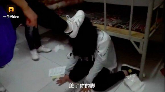 被懷疑偷告狀　她遭同學踩頭＋呼巴掌