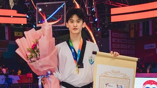 奪冠太開心　李大勛過肩摔教練慶賀