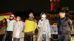 洪慈庸：不接受先撤離凱道才能見總統時代力量立委洪慈庸（前右2）等人7日晚間在總統府前表示，無法接受跟總統蔡英文見面前必須先撤離凱道。前右為立委徐永明、前右3為黨主席黃國昌。中央社記者郭日曉攝　107年1月7日