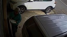 高雄,郵差,閃人,電鈴,對講機,惡作劇,信件,掛號（圖／翻攝自臉書爆料公社）https://www.facebook.com/groups/451357468329757/permalink/1483696755095818/