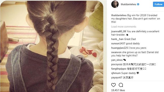 爸爸們趕快學！吳彥祖甜曬愛女辮子照