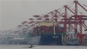 出口連14個月正成長（2）財政部8日公布11月出口288.8億美元，年增14%，連14個月正成長；進口則為229.2億美元，年增9%。出入相抵，11月出超59.6億美元，年增16.5億美元。圖為高雄港貨櫃碼頭。中央社記者董俊志攝　106年12月8日