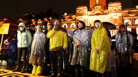 時力立委總統府前以雷射光雕表訴求（2）時代力量立委洪慈庸（前右起）、立委徐永明與黨主席黃國昌等人6日晚間在總統府外牆打上「退回勞基法」等雷射光雕字句表達抗議勞基法修惡等訴求。中央社記者施宗暉攝　107年1月6日