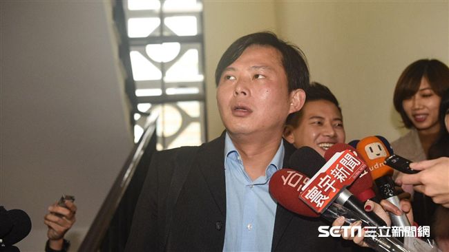 禁食近60小時！黃國昌強撐現立院