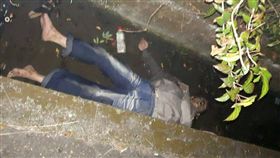 深夜騎車誤摔水溝　所幸單車卡輪救命