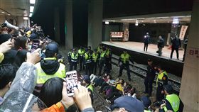 勞團臥軌（圖／翻攝畫面）