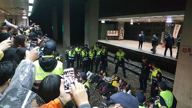 勞團衝北車臥軌抗議　15人都不起訴