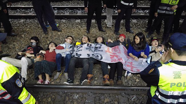 勞團臥軌害列車禁行　台鐵強烈譴責