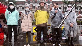 時代力量立委譴責警方強拆雨棚時代力量立委在總統府前禁食抗議勞基法修法，警方7日凌晨拆除雨棚，時代力量立委黃國昌（中）與徐永明（右2）等人上午在總統府前舉行記者會，譴責警方強拆雨棚的行為。中央社記者吳翊寧攝　107年1月7日