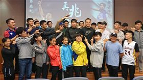 ▲鄭兆村、黃士峰在高雄座談會與運動迷分享訓練經驗。（圖／高雄市政府提供）