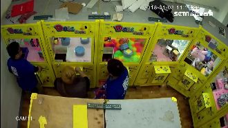 硬扯娃娃機台被逮　竟嗆聲：還我2千