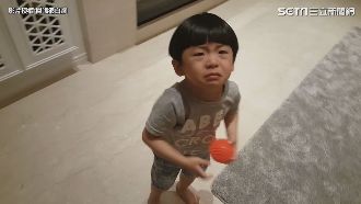 被拔拔隔空偷鼻　男孩崩潰：快裝回去