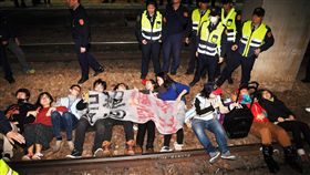 勞團臥軌抗議勞基法修法多名桃園市產業總工會等勞團成員力反勞基法修法，8日晚間跳下台北火車站月台，以臥軌方式要求撤回勞基法修正草案。中央社記者施宗暉攝　107年1月8日