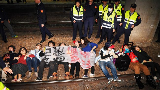 勞團臥軌　台鐵司機：叫我開過去！