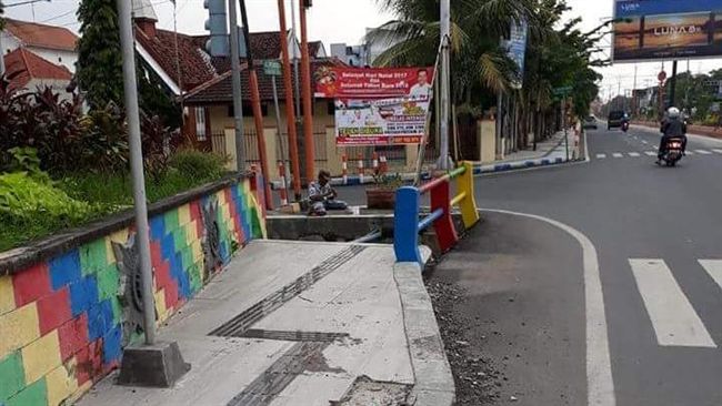 街頭導盲磚竟導向水溝　網友全怒了！