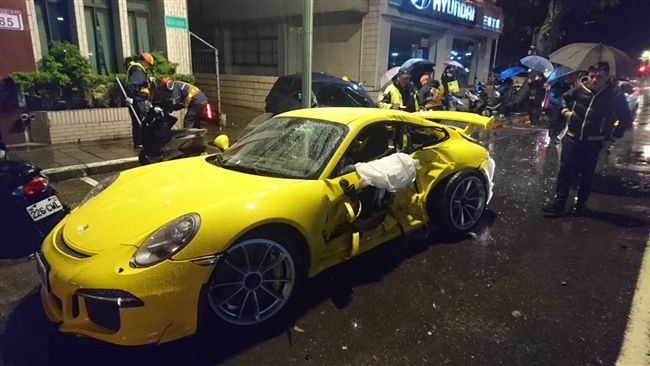 保時捷深夜自撞！將路邊轎車撞成廢鐵