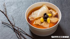 台北國賓粵菜聽冬令進補,黑蒜花膠燉螺頭,雙冬柱侯羊腩煲。（圖／台北國賓提供）