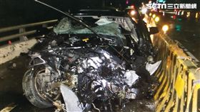 BMW大7自撞護欄全毀…駕駛竟是治平角頭　慘遭夾車內亡
翻攝畫面