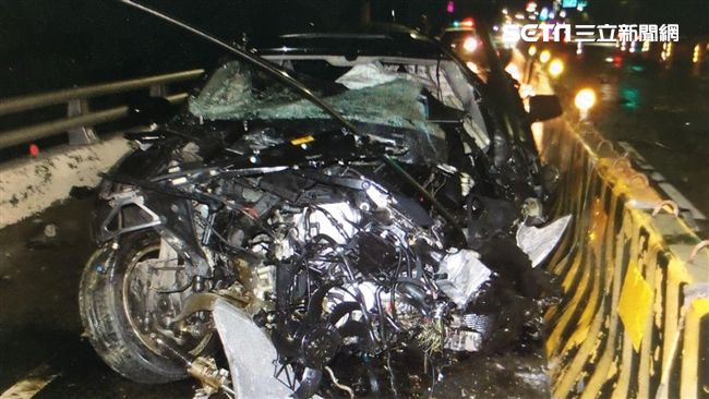 BMW大7自撞全毀…治平角頭遭夾死
