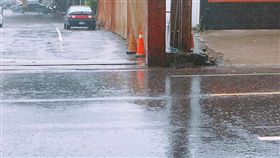 下雨不想下車　奧客「按喇叭」買咖啡
圖/翻攝自爆怨公社