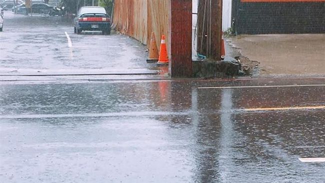 下雨不想下車　奧客「按喇叭」買咖啡