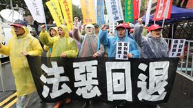 勞團反對勞基法修法（1）勞工團體反對勞基法再修法，9日繞行立法院，大喊「退回惡法，拒絕過勞」表達訴求。中央社記者張皓安攝　107年1月9日
