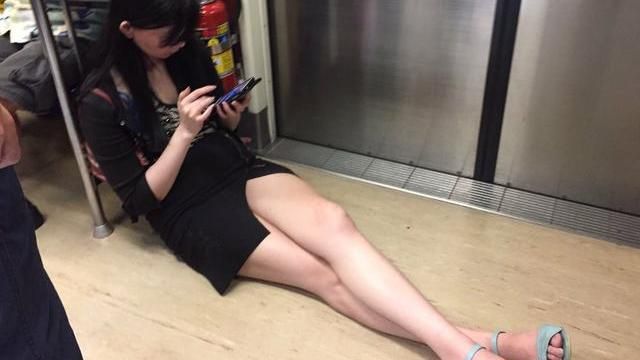 高衩裙露神級美腿　捷運正妹卻被罵翻