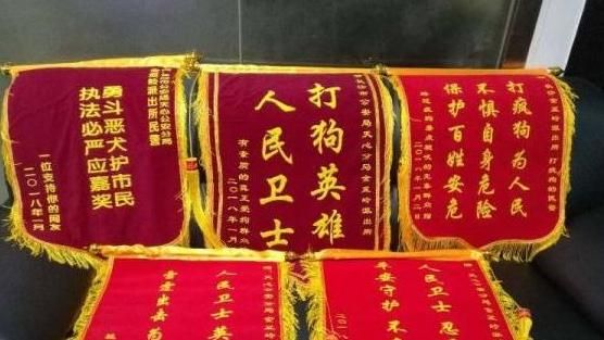 警當街棒殺黃金獵犬　民眾寄錦旗表揚
