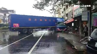 聯結車撞屋、壓扁車　婦差一秒就遭輾