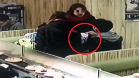 吃壽司掉5萬 4年輕人撿錢被目擊 圖／爆廢公社