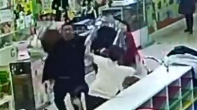 為孩子起衝突！女家長遭鐵椅猛砸倒地