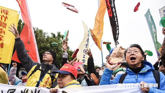 抗議勞基法修惡　勞團總統府前丟拖鞋