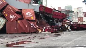 貨輪撞毀橋式機波及貨櫃　賠償恐天價