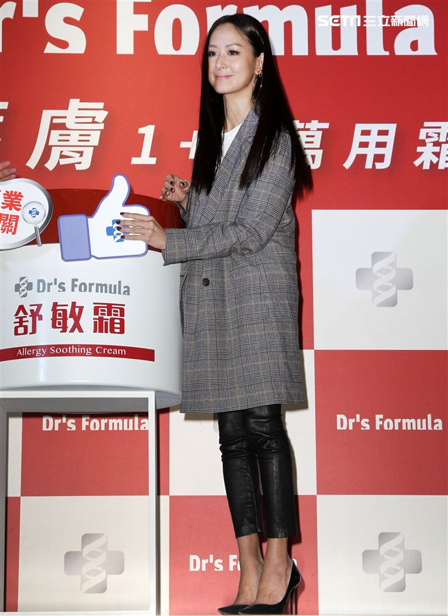 名援孫芸芸分享母親何念慈女士因免疫問題導致肌膚過敏，經治療後全疫過程。（記者邱榮吉/攝影）